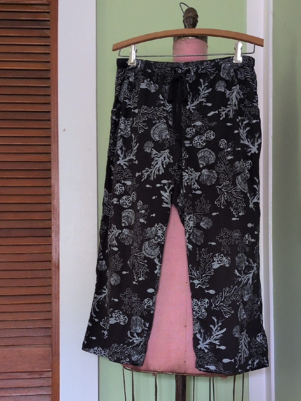 Black Seashell Print Lounge Cotton Capri Pants By Fresh Produce